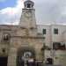 Il nostro viaggio alla scoperta del borgo medievale parte dalla centralissima piazza Aldo Moro: davanti a noi c' Porta Orologio, che con la sua curiosa forma piramidale costituisce dal 1841 l'ingresso principale del centro storico